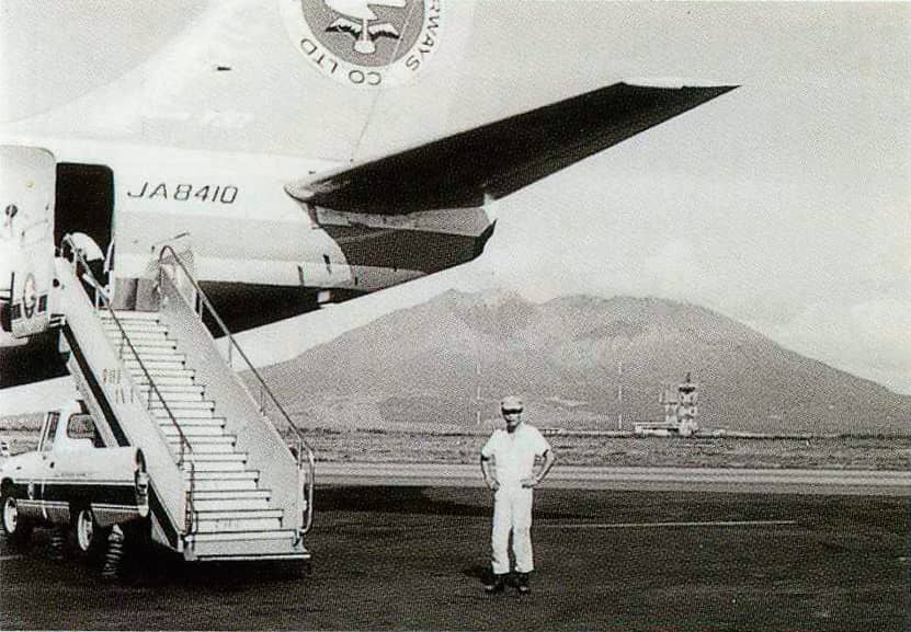鴨池空港：全日空Ｂ737と地上業務員