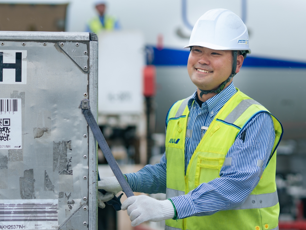 大型ジェット機を駐機場へ誘導「決まった！」