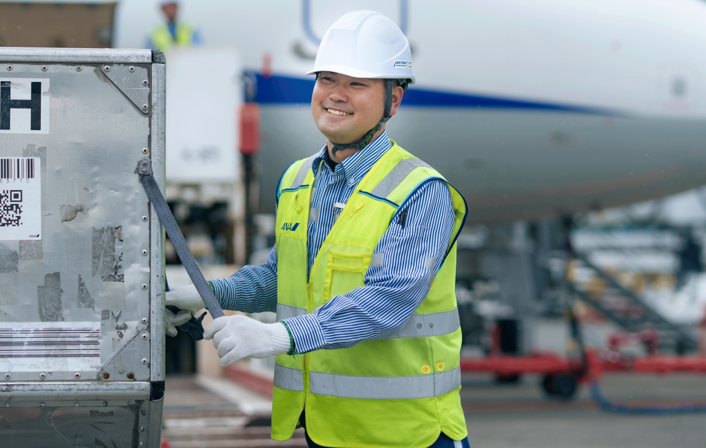 大型ジェット機を駐機場へ誘導「決まった！」