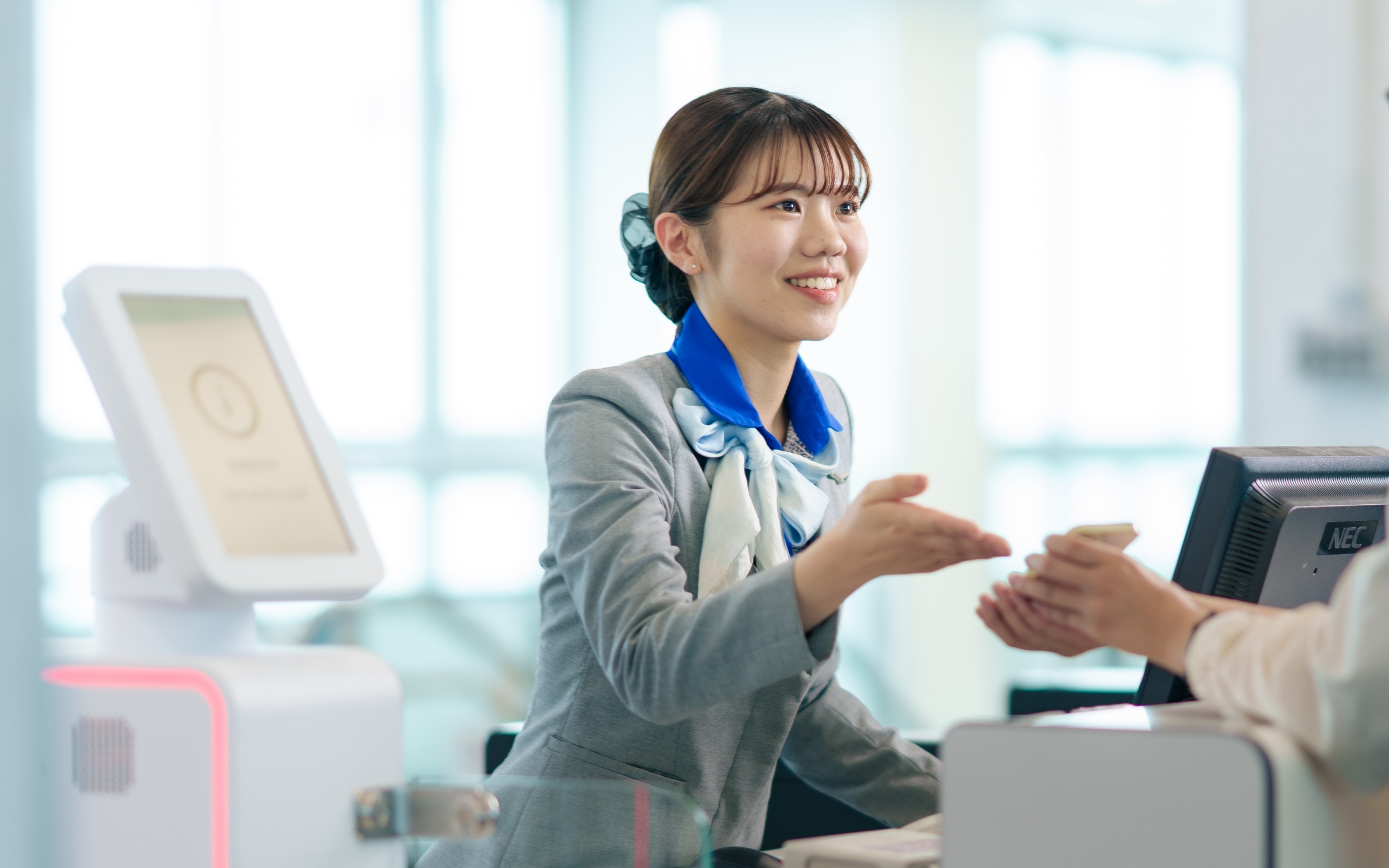 空の玄関口。心込めた挨拶で良い交流を